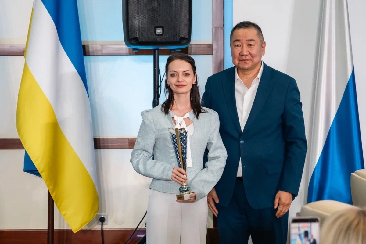 Кубок форума «Байкальское гостеприимство» передали Иркутской области